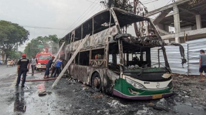 BREAKING NEWS Bus Karina Double Decker Rute Jakarta-Sumenep Terbakar di Pamekasan