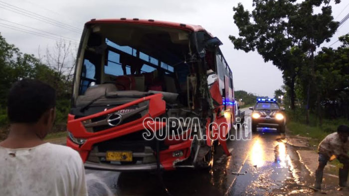 Bus Tabrak Truk Trailer Parkir di Tuban, Satu Orang Tewas dan Lima Penumpang Terluka