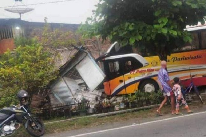 Bus Pariwisata Hantam Warung dan Rumah Warga Banjarsari Bojonegoro, Sopir Diduga Mengantuk