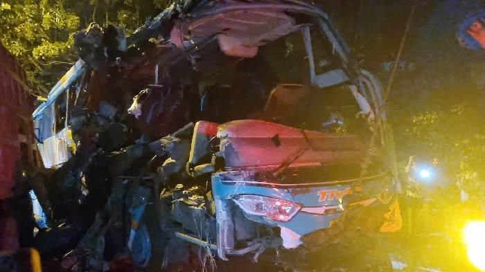 Kecelakaan Maut Bus Rombongan Ziarah Wali vs Truk di Jalan Raya Pantura Gresik, Penumpang Terlempar