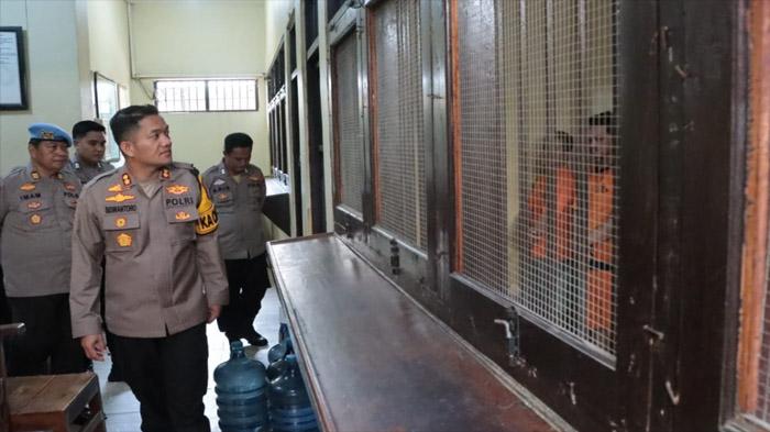 Cek Ruang Tahanan Saat Lebaran, Kapolres Nganjuk Beri Motivasi Penghuni Agar Menjadi Lebih Baik
