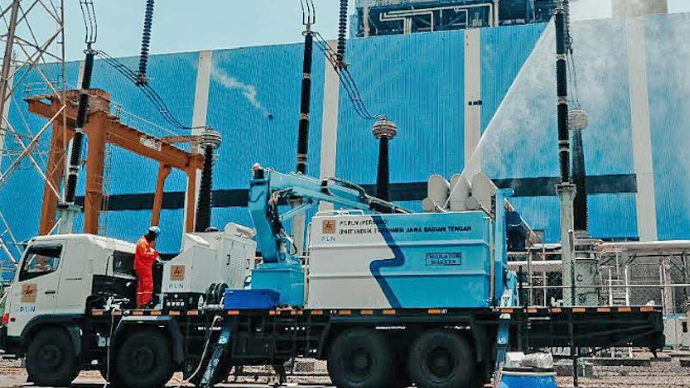 cleaning-insulator-menggunakan-metode-online-washer-pada-pltu-paiton.jpg