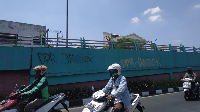 coretan-vandal-di-flyover-pasar-kembang-di-surabaya.jpg