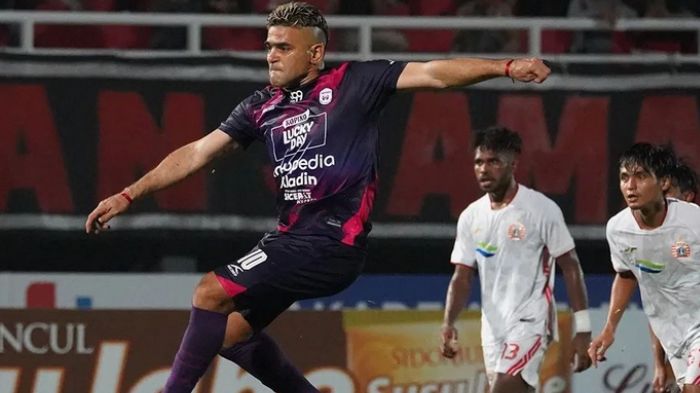 cristian-gonzales-saat-berhasil-mencetak-gol-di-laga-rans-nusantara-fc-vs-persija-jakarta.jpg