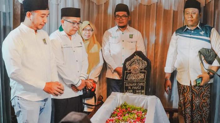 Kader PKB Gresik Ziarah ke Makam Ulama saat Peringatan Harlah ke-27