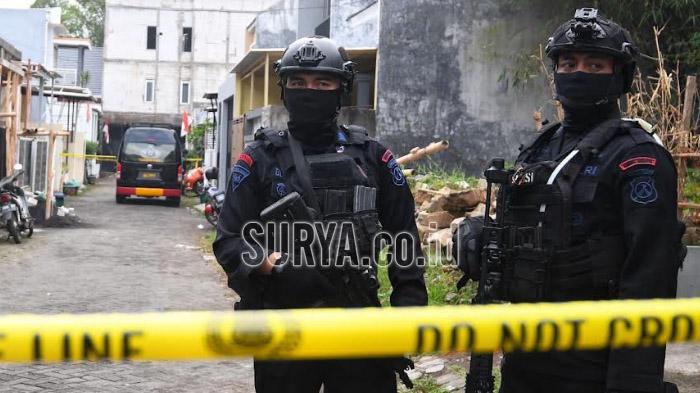dan-membawa-sejumlah-barang-bukti.jpg