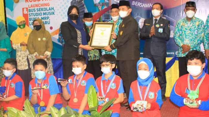 SD Muhammadiyah 4 Surabaya Pecahkan Rekor MURI SD dengan Prestasi Robotika Terbanyak