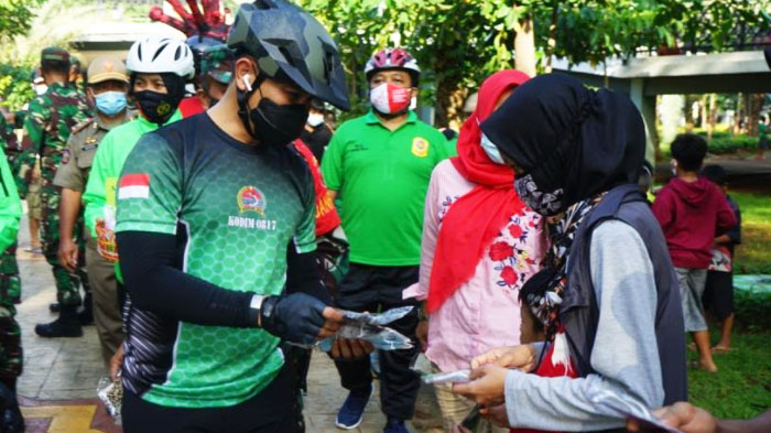 Dandim Gresik Gowes Bareng Komunitas sambil Bagi-bagikan Masker dan Gelar Rapid Test Gratis