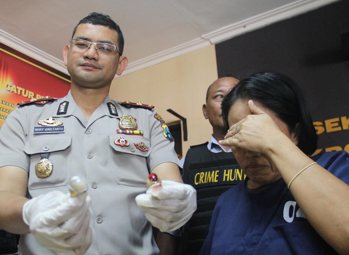 Perempuan Ini Tepergok Selipkan Akik Curian di Sela Paha