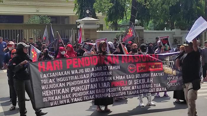 Momen Hardiknas, KPR Ungkap Biaya Pendidikan di Gresik Mencekik, Desak Penggratisan Sampai PT