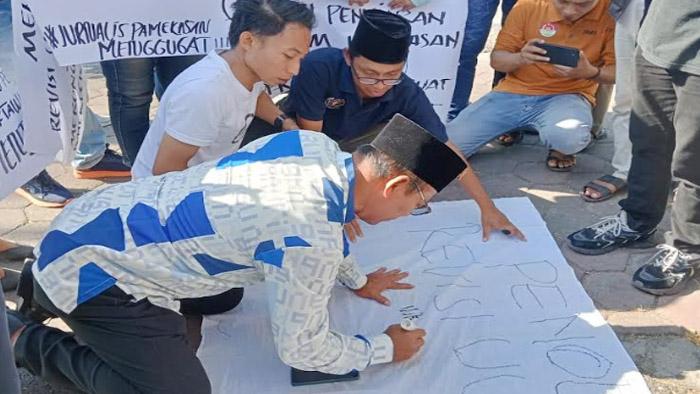 Jurnalis Pamekasan Bakar Ban Memprotes RUU Penyiaran, Ingatkan Kebebasan Pers Dalam Bahaya - demo-RUU-Penyiaran-di-Pamekasan-2.jpg