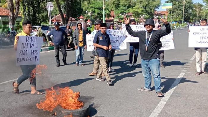 Jurnalis Pamekasan Bakar Ban Memprotes RUU Penyiaran, Ingatkan Kebebasan Pers Dalam Bahaya - demo-RUU-Penyiaran-di-Pamekasan.jpg