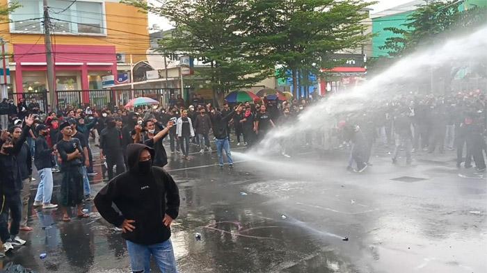 Bentrok Dengan Polisi di Bojonegoro, Mahasiswa Kecam Pengesahan UU TNI Plus Pembahasan RUU Polri