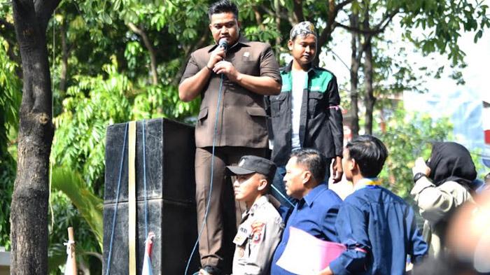 Teruskan Aspirasi Mahasiswa Untuk Menolak Revisi UU TNI, Ketua DPRD Gresik Teken Pakta Integritas
