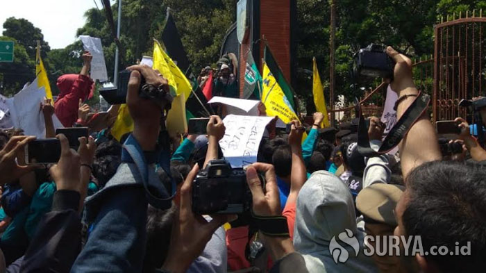 BREAKING NEWS - Demo Ricuh, Mahasiswa di Kediri Saling Dorong Dengan Polisi di Depan Kantor Dewan