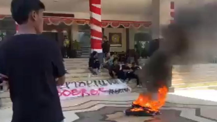 demo-mahasiswa-utm-ke-rektorat.jpg