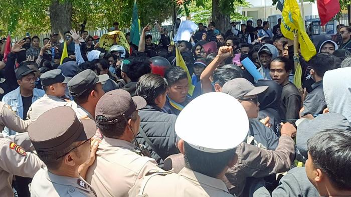 Aksi Demo Mahasiswa Warnai Pelantikan Anggota DPRD Kota Probolinggo, Belasan Copot Jas dan Dasi