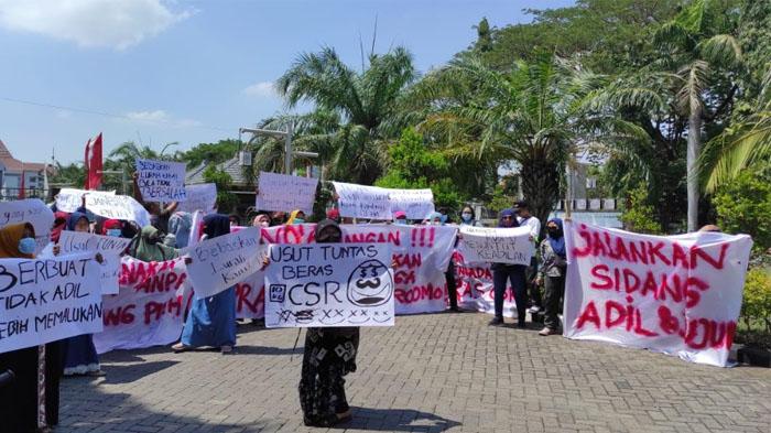 Buntut Beras CSR PT Smelting, Warga Desa Roomo Geruduk PN Gresik dan Menuntut Kades Dibebaskan