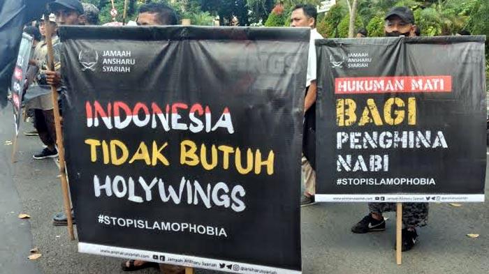 demo-penutupan-Holywings-di-depan-Gedung-Grahadi-Surabaya-572022a.jpg