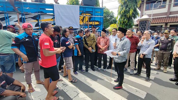 Demo Sopir Truk di Trenggalek Tolak Revisi UU ODOL, Sebut Harga Bahan Pokok Akan Melambung