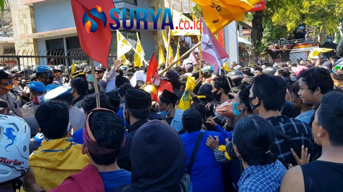 demo-tolak-omnibus-law-di-sumenep-1.jpg<pf>demo-tolak-omnibus-law-di-sumenep-2.jpg<pf>demo-tolak-omnibus-law-di-sumenep-3.jpg