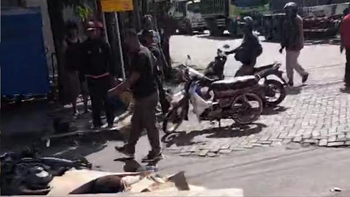 dengan-Truk-Hino-dikemudikan-pria-berinisial-MHA-25-warga-Bojonegoro.jpg