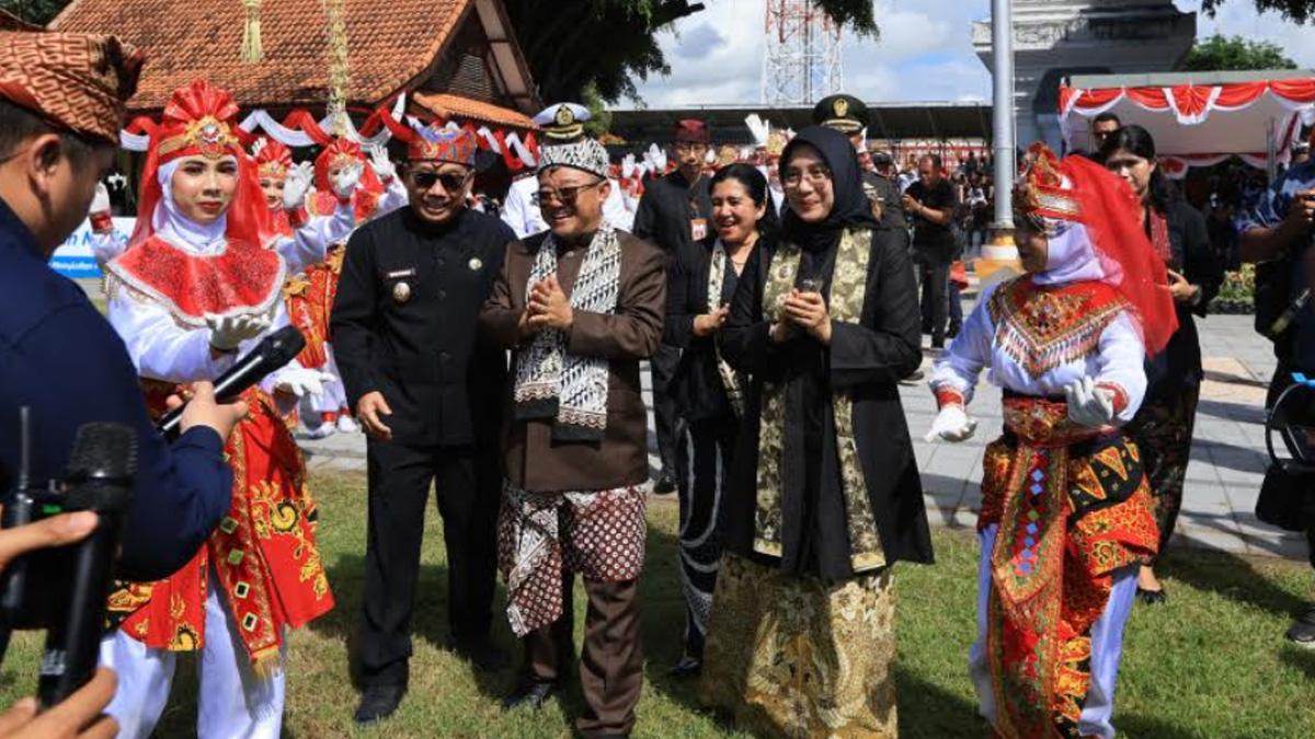 IPM Terus Naik, Mendikdasmen Peringati Hardiknas di Kabupaten Banyuwangi