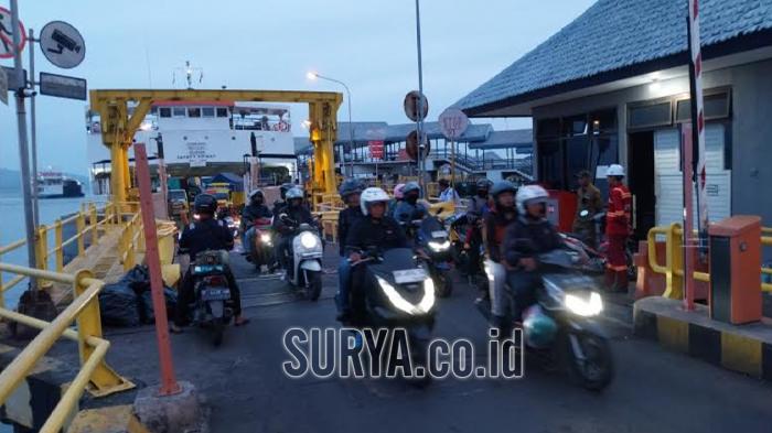 di-Pelabuhan-Ketapang-Banyuwangi-Ratusan-ribu-pemudik.jpg