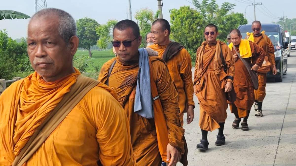 Bhikku Thudong Lanjutkan Perjalanan dari Madiun Menuju Candi Borobudur