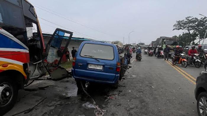 Penyebab Kecelakaan Mobil Rombongan Umroh Vs Bus Rajawali Indah di Gresik. Ini Cara Atasi Ban Selip
