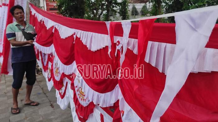 Penjual Bendera Dadakan dari Jawa Barat di Kota Blitar, Dua Pekan Bisa Untung Rp 2 Juta