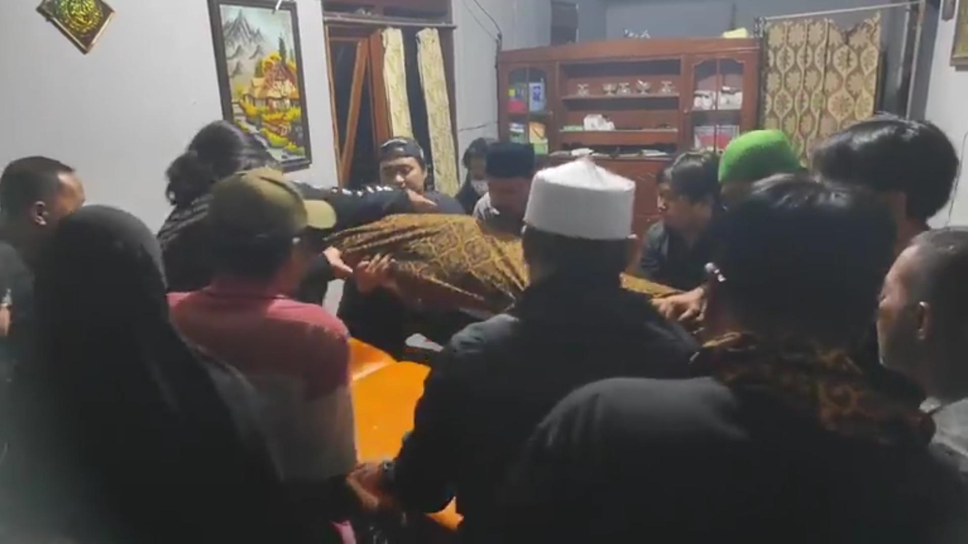 Tangis Iringi Kepulangan Andie Peci ke Madiun, Dimakamkan Berdampingan dengan Ayah Tercinta - Surya.co.id