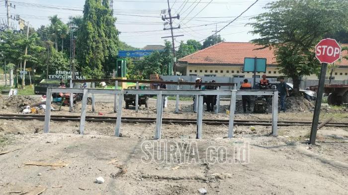 ditutup-Kandangan-Surabaya-lokasi-kecelakaan-KA-Jenggala-vs-truk-muat-kayu-ditutup.jpg