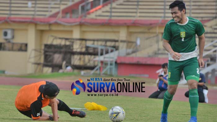 djanur-persebaya-latihan-cara-jatuh-4.jpg