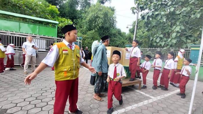 Solidaritas Siswa SD NU Pare Kediri Lewat Donasi, Doakan Teman-Temannya di Sumatera Bersekolah Lagi