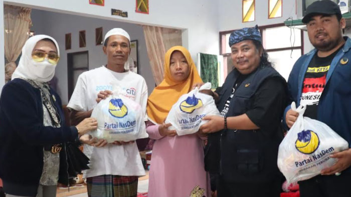 dpd-nasdem-kabupaten-pasuruan-menyerahkan-bantuan-sembako.jpg