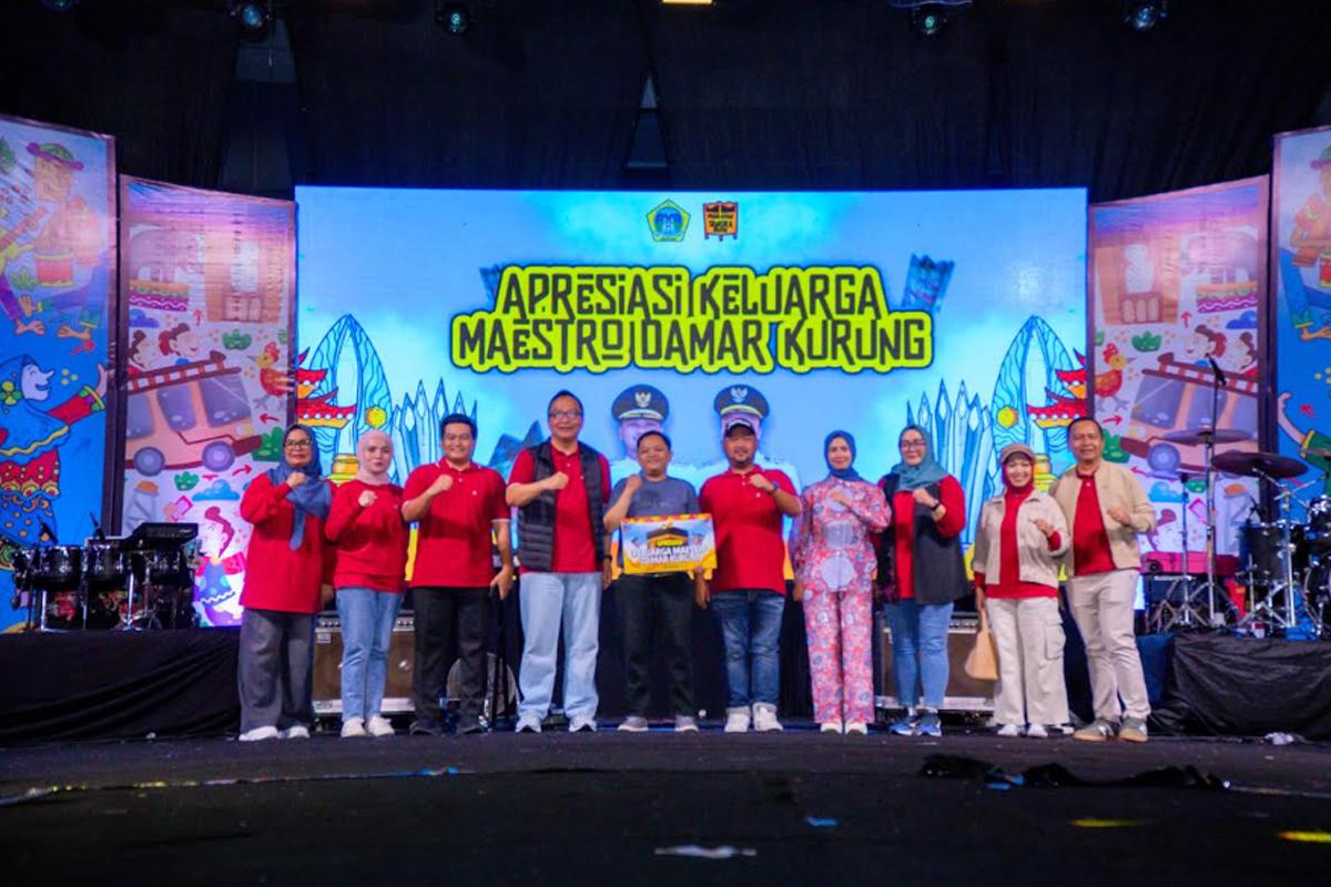 dr-Asluchul-Alif-di-halaman-Kantor-Bupati-Gresik-Jumat-14112025-malam.jpg