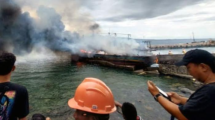 dua-kapal-ikan-terbakar-di-Banyuwangi-Jawa-Timur.jpg
