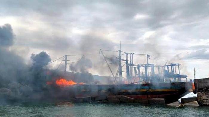 dua-kapal-ikan-terbakar-di-Kawasan-Pelabuhan-Perikanan-Masami-Banyuwangi.jpg