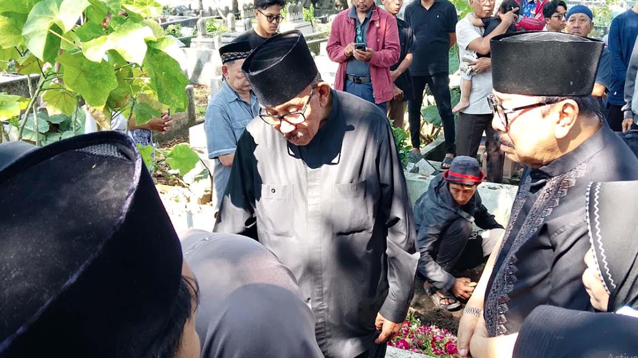 dua-mantan-gubernur-pemakaman-Nurwiyatno.jpg