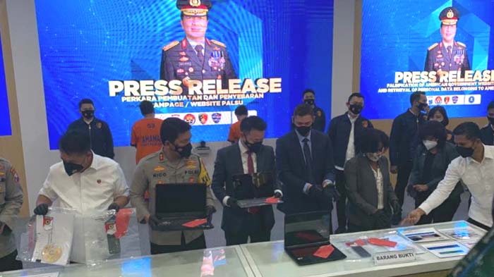 Dua Pemuda Jatim Diamankan FBI, Diduga Buat Web Palsu untuk Cairkan Dana Covid-19 Warga AS
