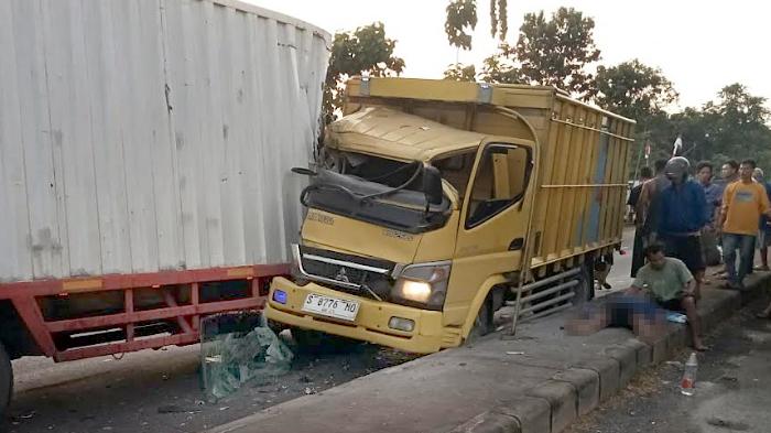 Adu Banteng 2 Truk di Jalan Ringroad Desa Kowang Tuban, Para Korban Dilarikan ke RSUD dr Koesma