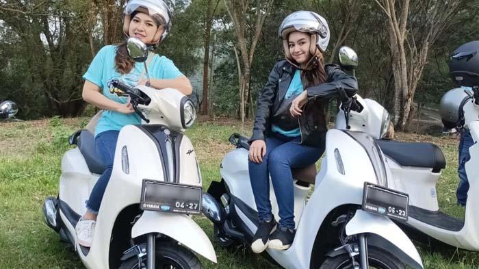 duo-influencer-Surabaya-ungkap-pengalaman-mengendarai-Yamaha-Grand-Filano-Hybrid-1352023.jpg