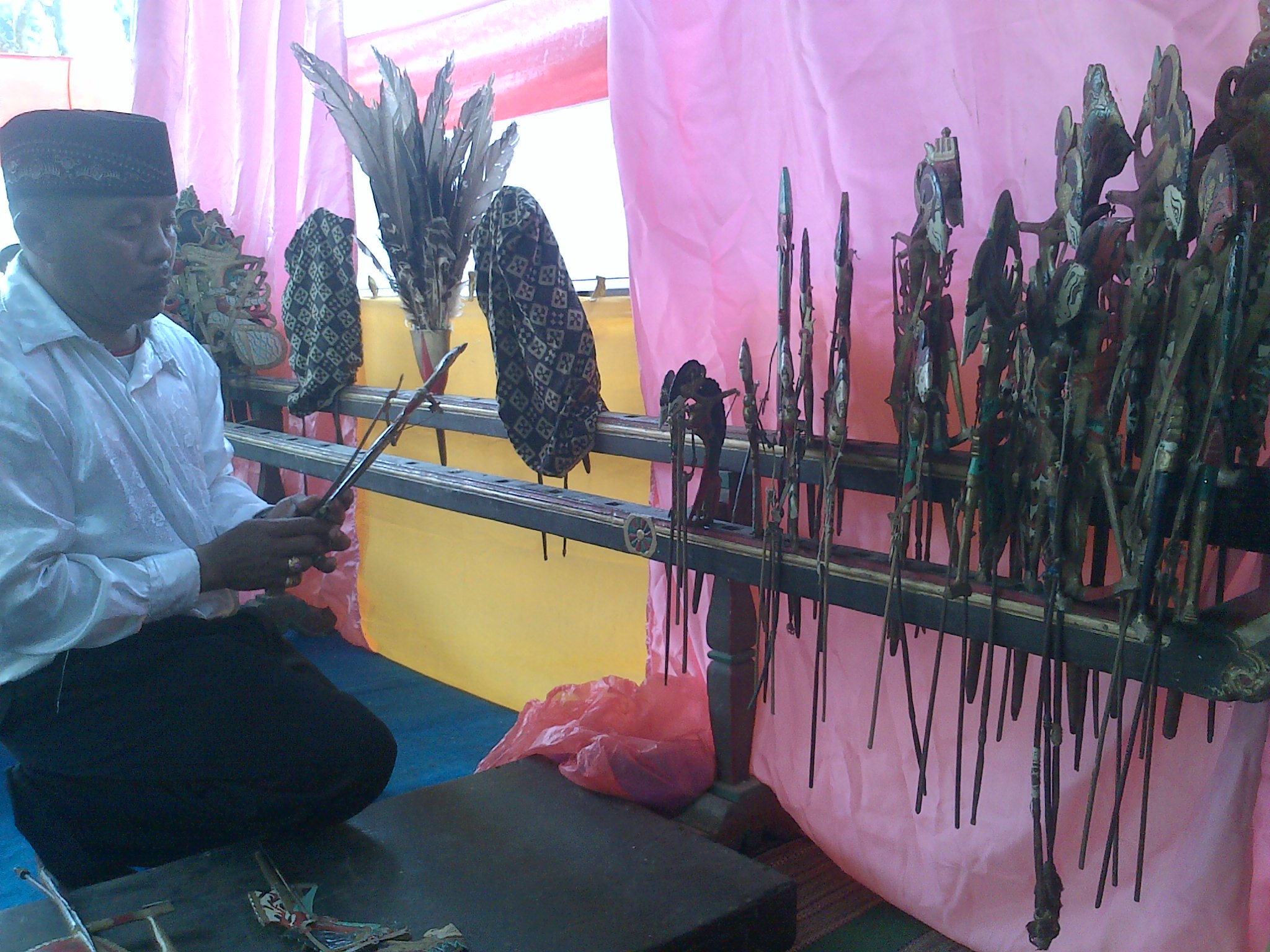 Pemilik Wayang Krucil 3 Abad Tak Mau Koleksinya Diganti Truk