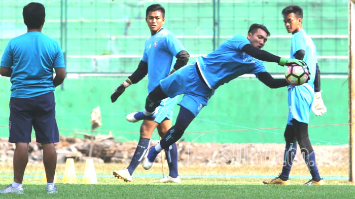 Arema FC Masih Buru Satu Kiper, Siapa Sosok Kiper itu?