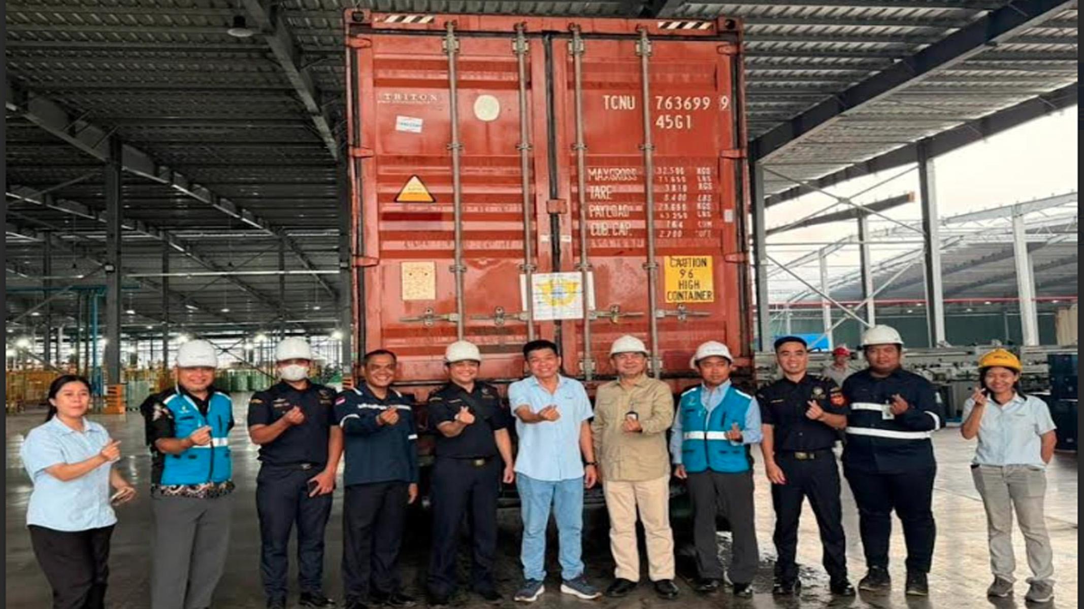 ekspor-perdana-solar-glass-menuju-India-di-KEK-Gresik.jpg