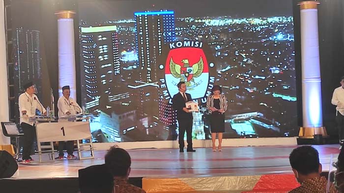 Dicecar Machfud Arifin soal Penanganan Covid, Eri Cahyadi: Pasien Positif di Surabaya Turun Drastis