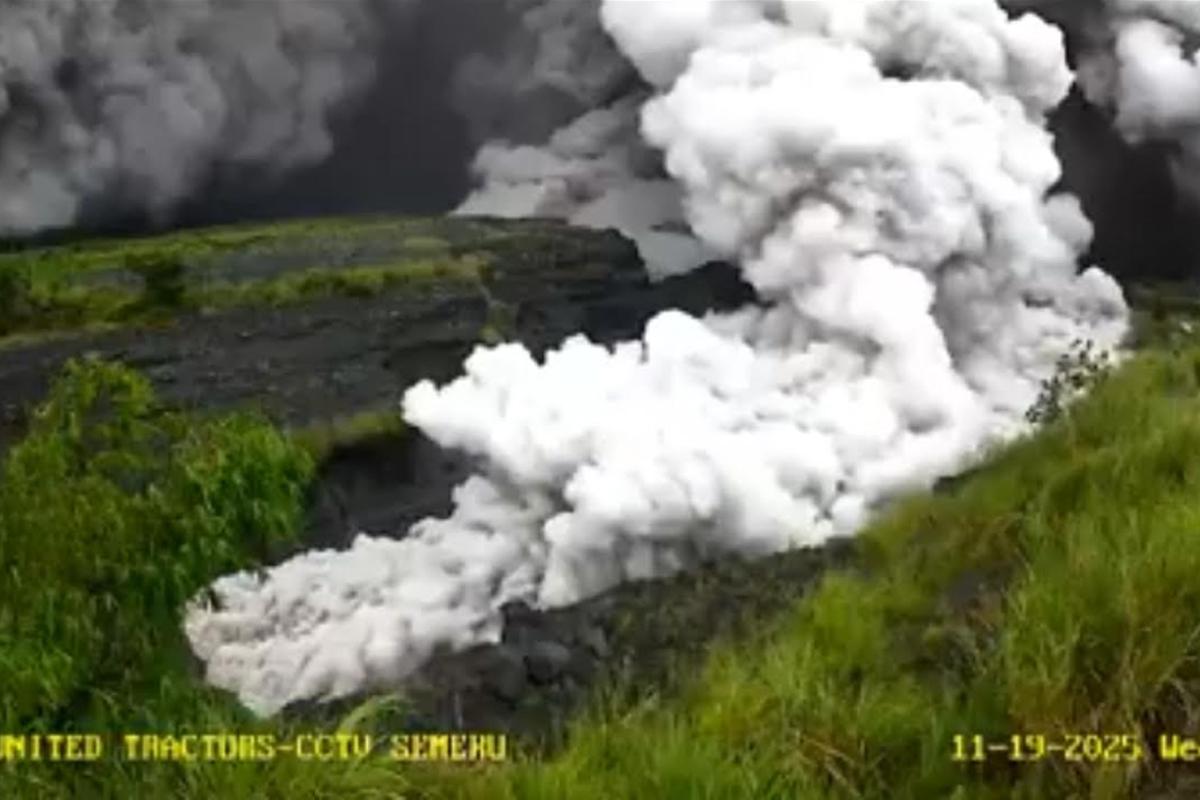 erupsi-dengan-jarak-luncur-awan-panas-mencapai-5-kilometer-ke-arah-kali-Lanang.jpg