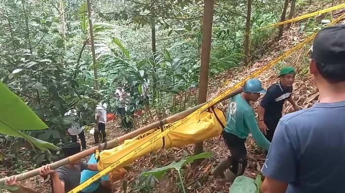 evakuasi-jasad-perempuan-dari-jurang-di-Kecamatan-Dagangan-Madiun.jpg