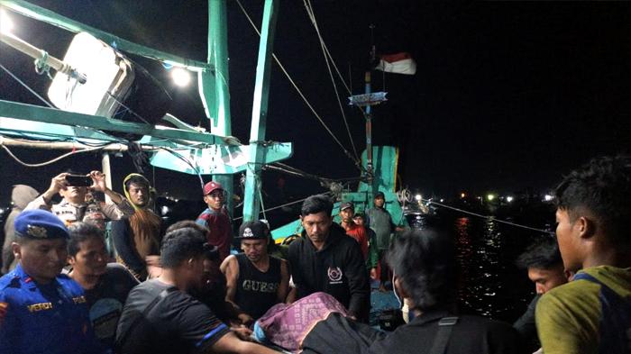 evakuasi-jenazah-nelayan-asal-Lamongan-Jatim-yang-meninggal-mendadak.jpg
